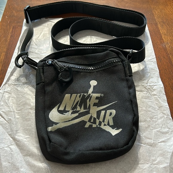 Nike air black crossbody with adjustable strap - Picture 1 of 8